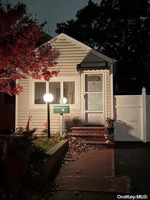 27 Trouville RD, Copiague, NY 11726