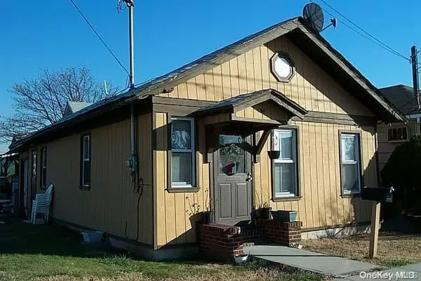 36 Walnut RD, Inwood, NY 11096