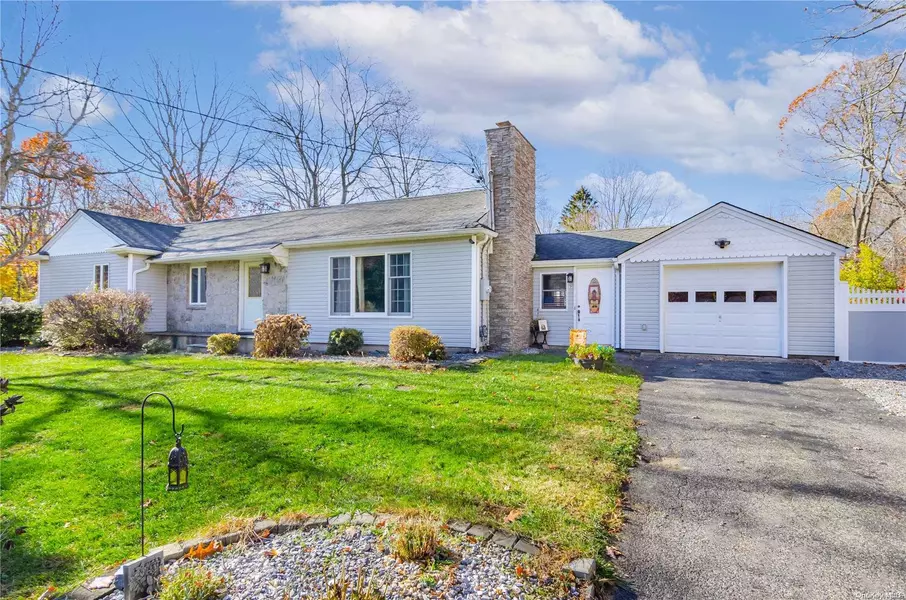 2 Oak LN, Coram, NY 11727