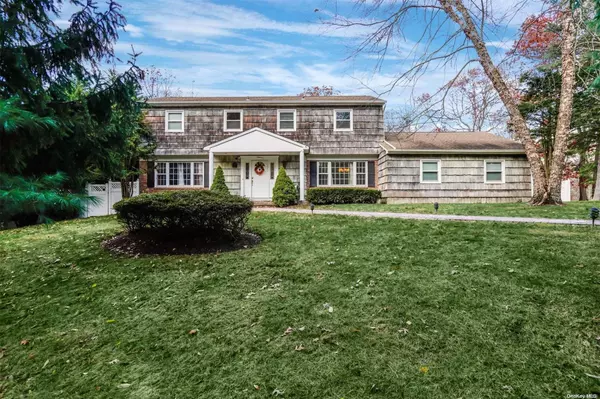 97 Darrow LN, Greenlawn, NY 11740