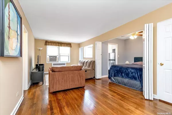 102-18 64 AVE #5T, Forest Hills, NY 11375