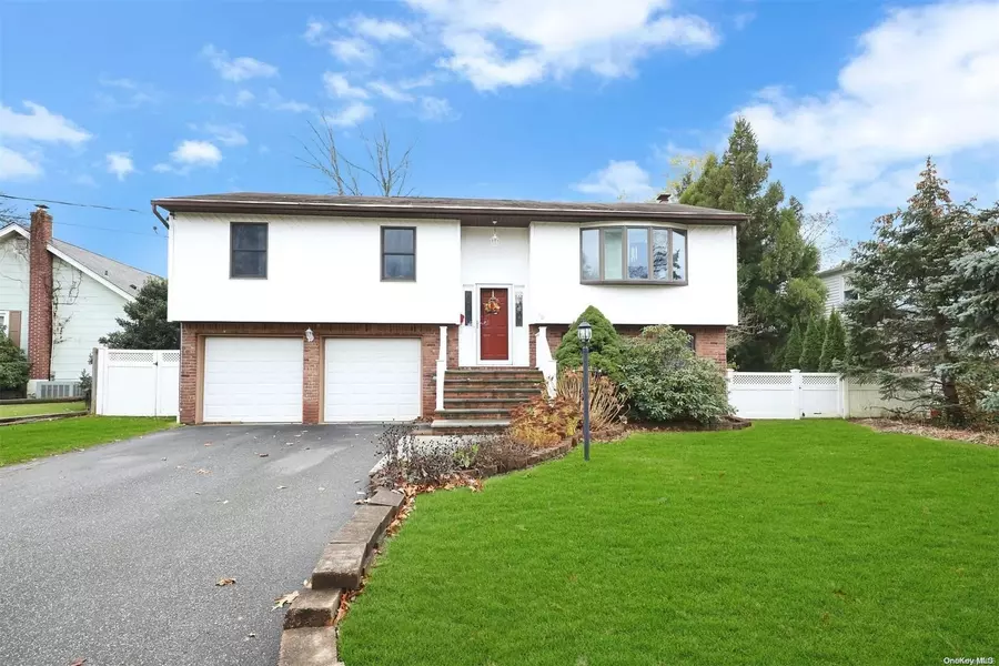 30 Hickory RD, Bayville, NY 11709