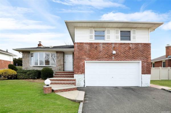 8 Crestwood DR, Plainview, NY 11803