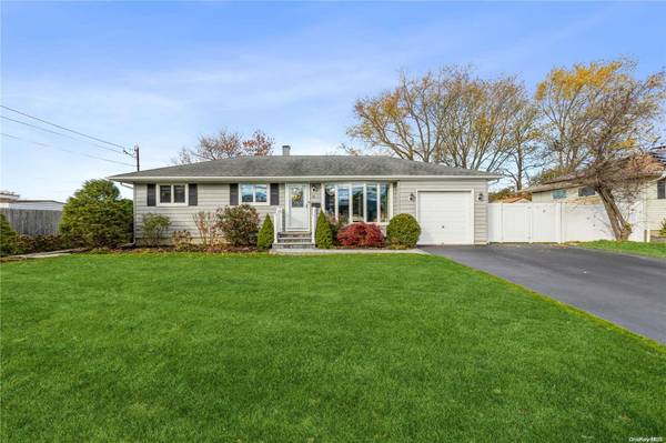 31 David LN, Ronkonkoma, NY 11779