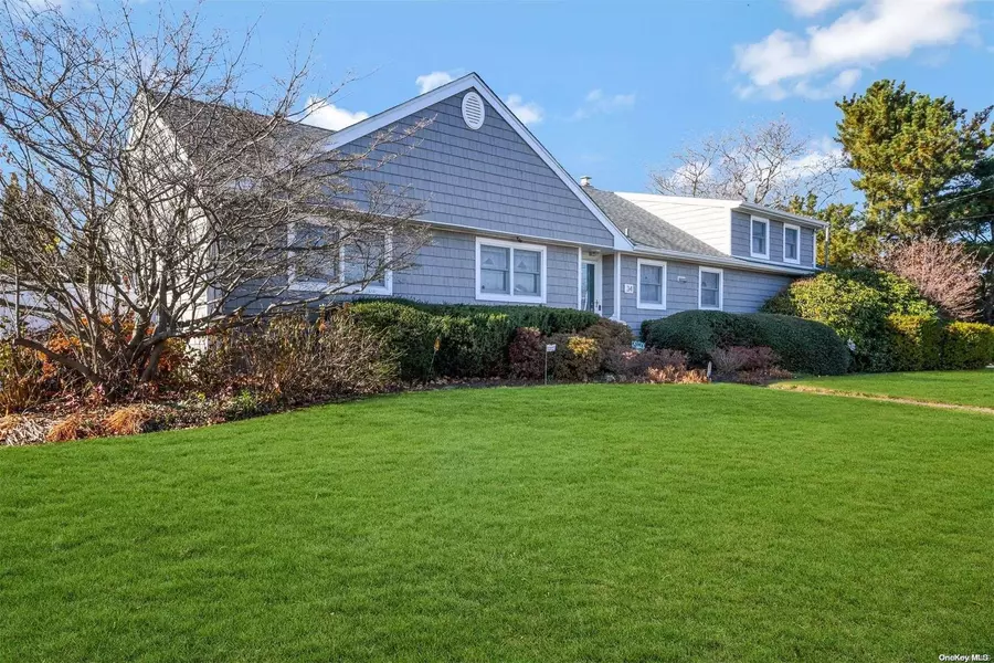 34 Duck LN, West Islip, NY 11795