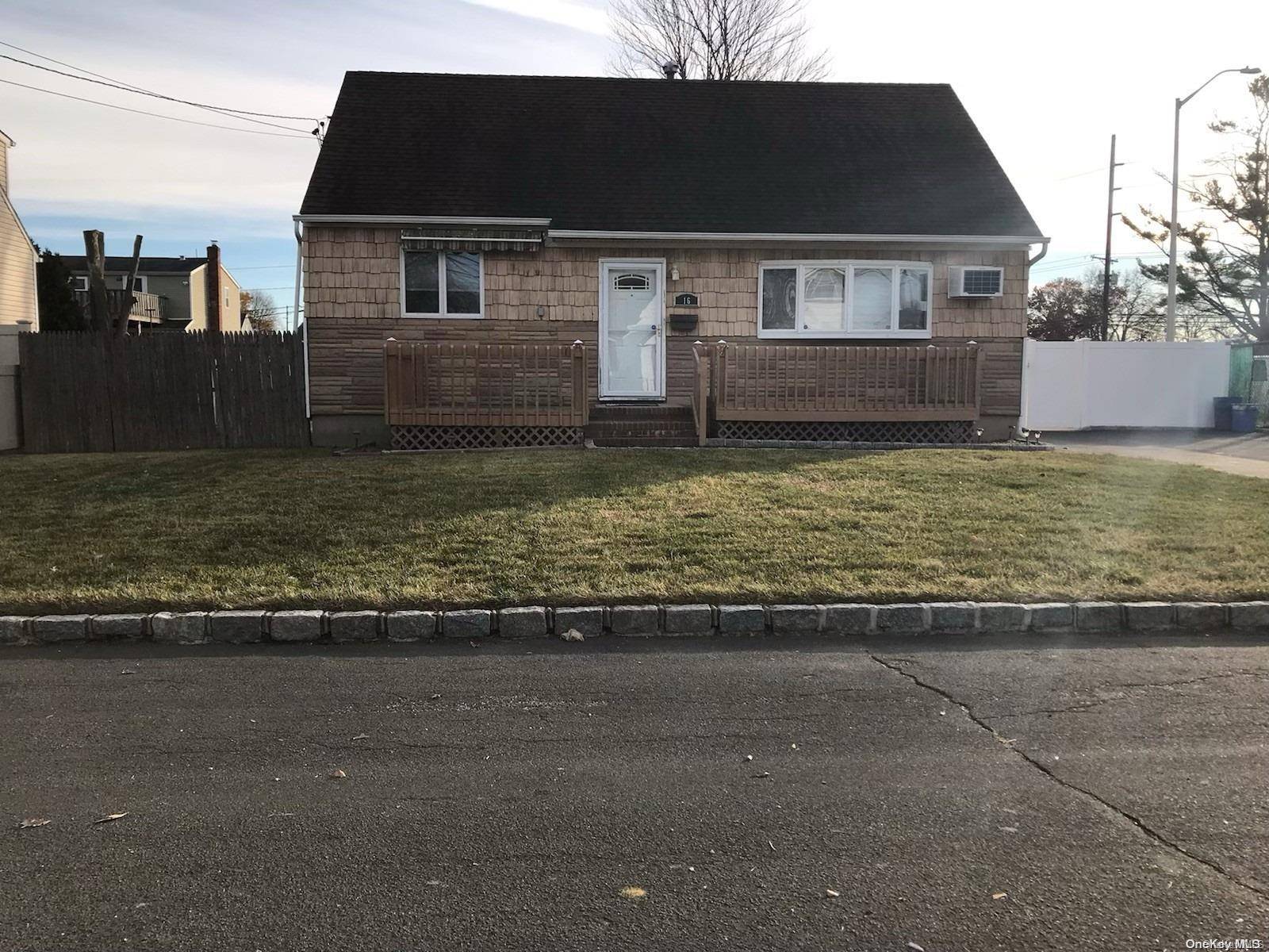 16 Claremont ST, West Babylon, NY 11704
