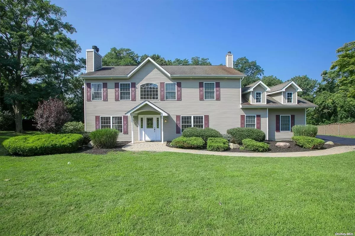 Mount Sinai, NY 11766,6 Peachtree LN