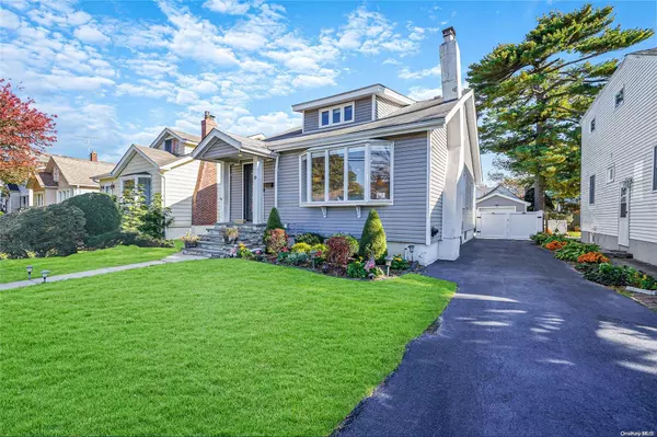 18 Cambridge ST, Malverne, NY 11565