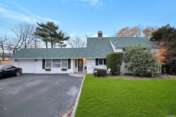 56 Wander LN, Wantagh, NY 11793