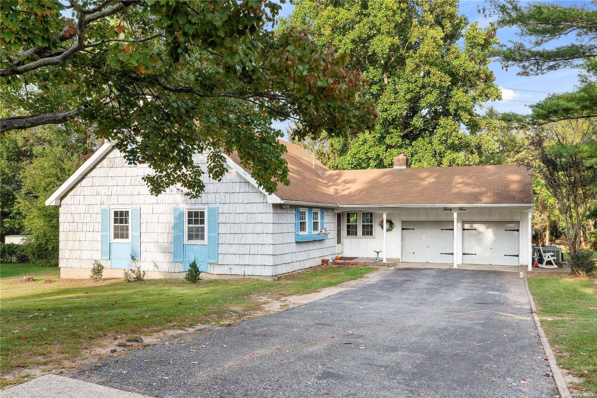 35 Essex DR, Hauppauge, NY 11788