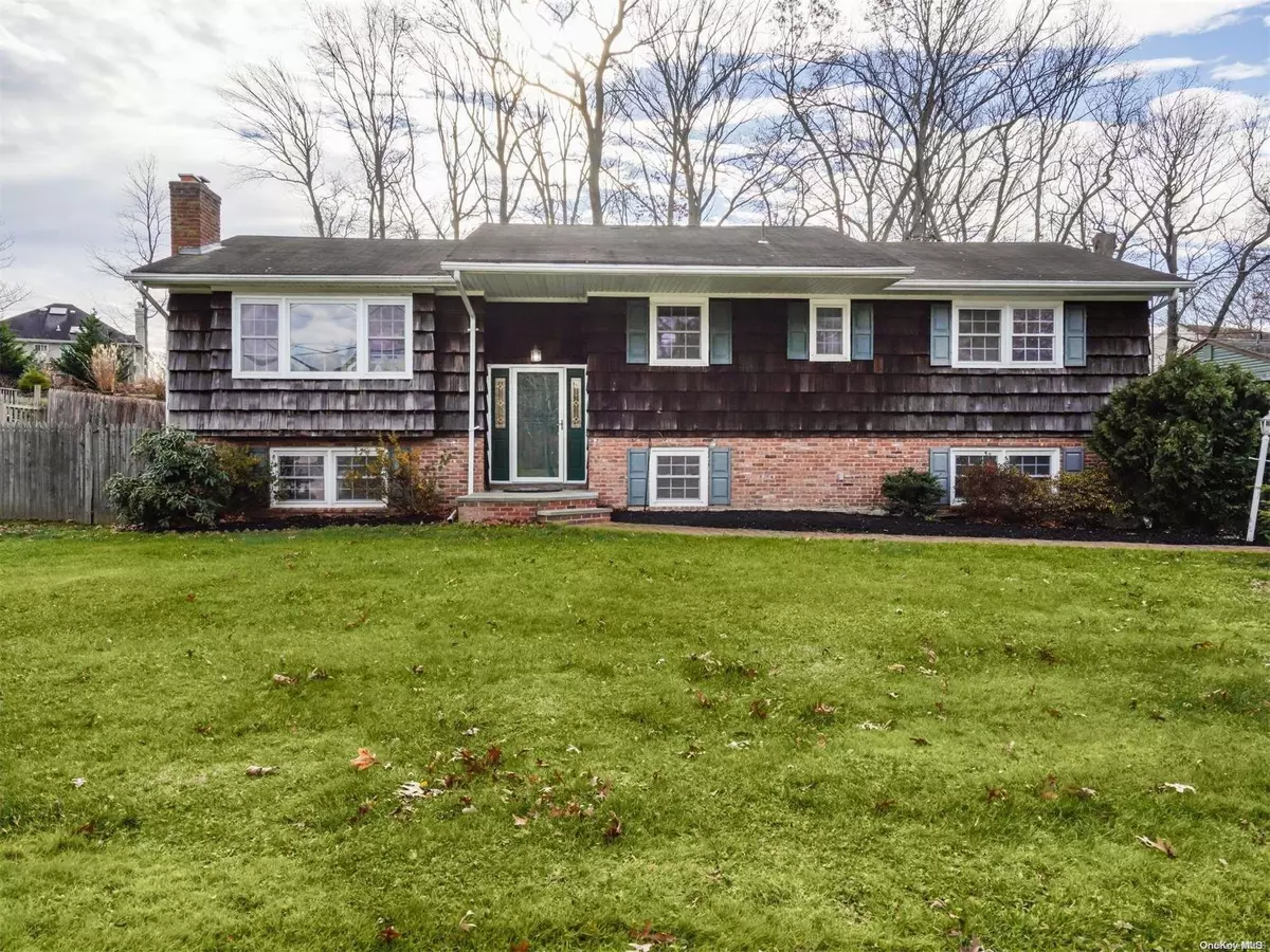 East Setauket, NY 11733,26 Storyland LN