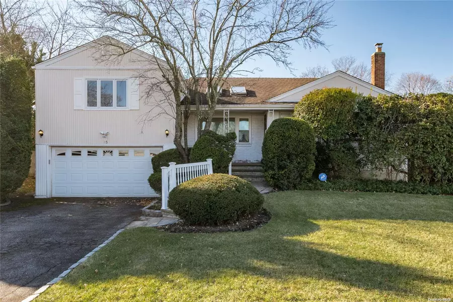 15 Greentree CIR, Westbury, NY 11590