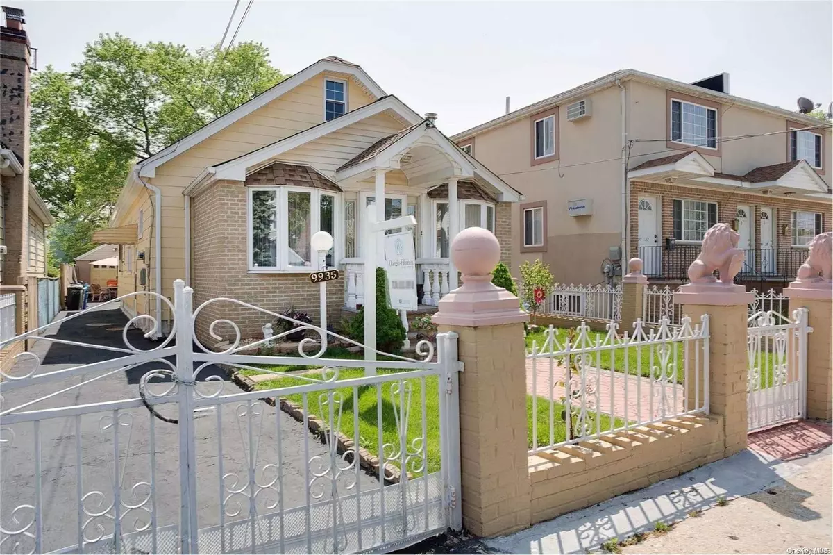 Queens Village, NY 11429,99-35 213th ST