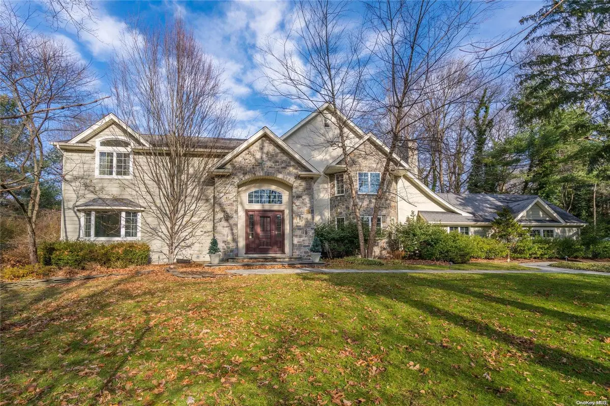 Huntington, NY 11743,60 Brookhill LN