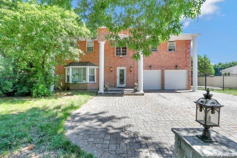 39 East DR, Woodbury, NY 11797