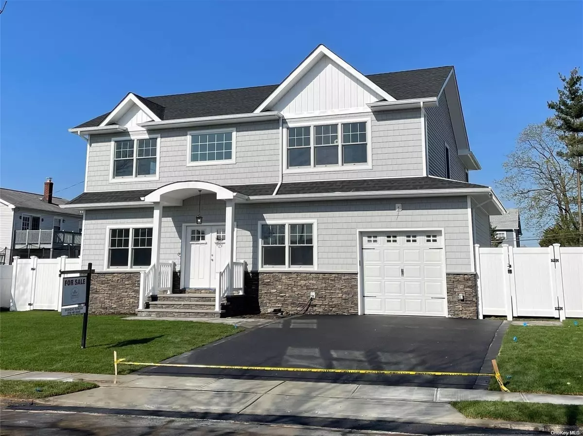 Hicksville, NY 11801,10 Home LN