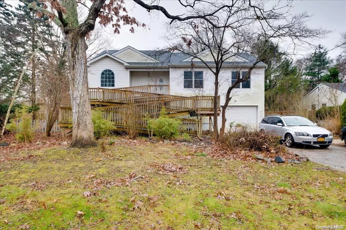 East Patchogue, NY 11772,8 Dogwood LN