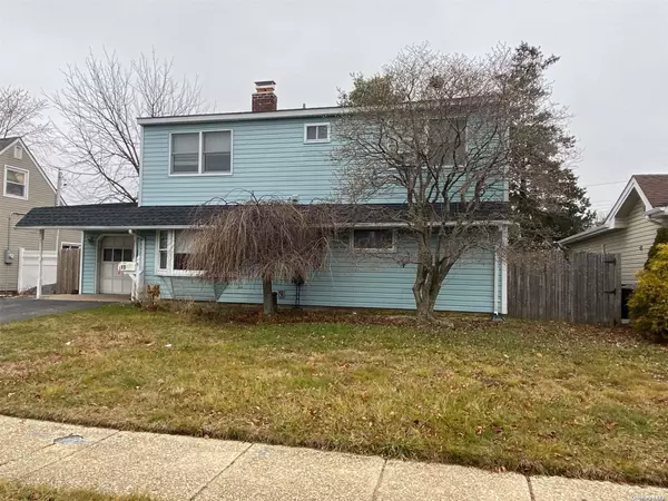 19 Straw LN, Hicksville, NY 11801