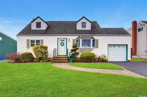 1022 N Indiana AVE, Lindenhurst, NY 11757