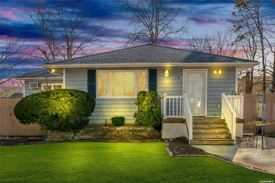 8 Malba DR, Shirley, NY 11967