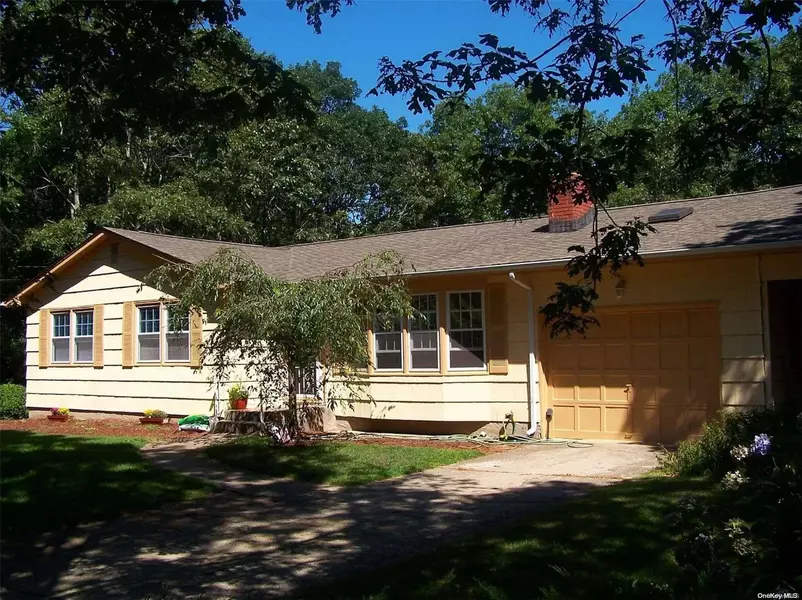 26 Rolling Hill RD, Hampton Bays, NY 11946