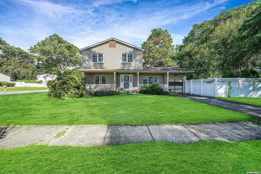 16 Emmy CIR, Holbrook, NY 11741