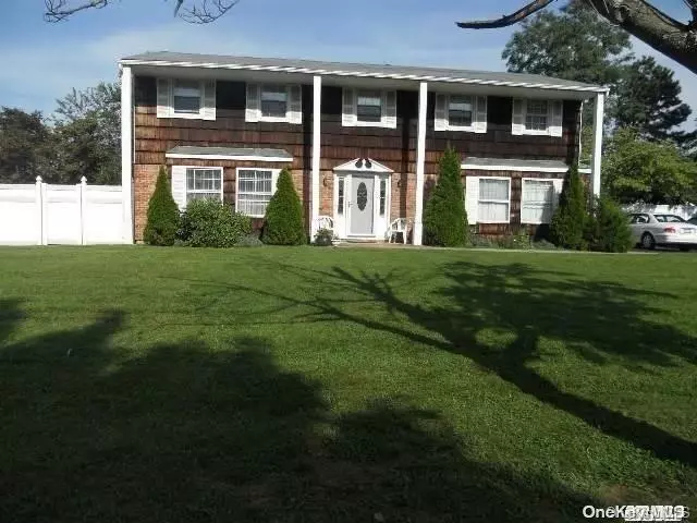Coram, NY 11727,21 Ridge RD