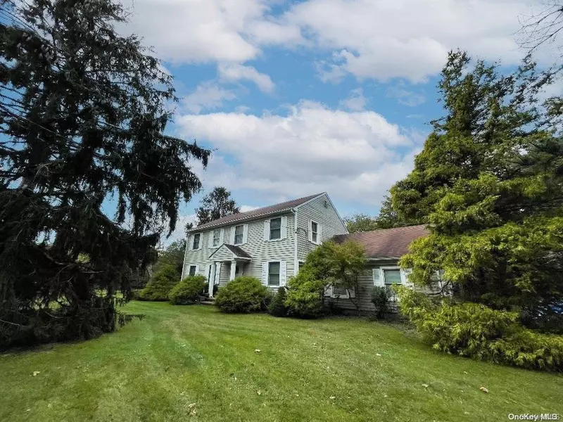 11 Tuthill LN, Remsenburg, NY 11960