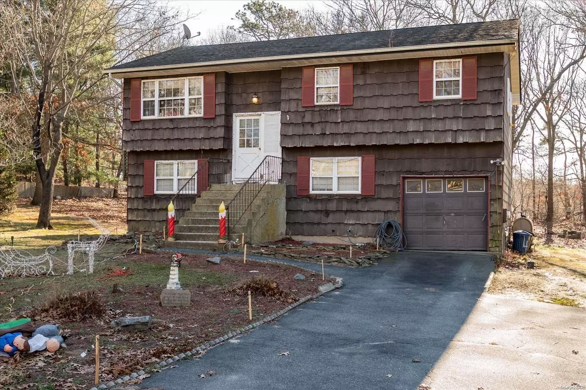 Shirley, NY 11967,4 Stacy CT