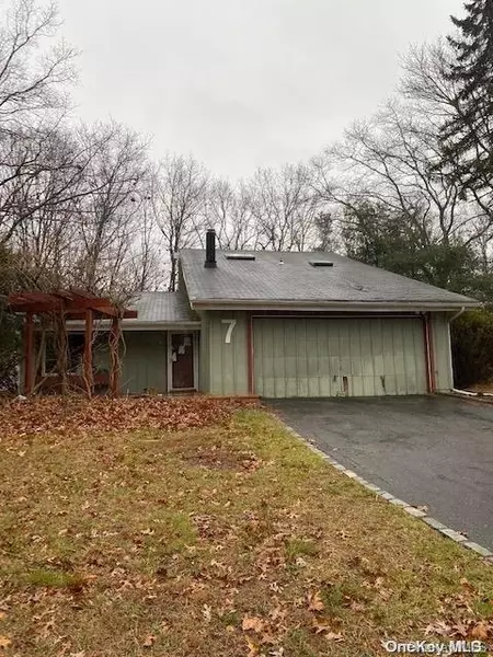 7 Felway DR, Coram, NY 11727