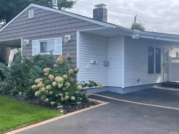 104 Candy LN, Syosset, NY 11791