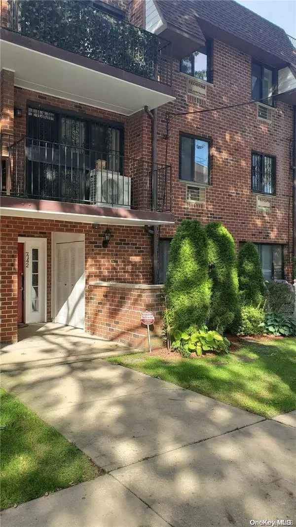 71-42 163rd ST #2F, Fresh Meadows, NY 11365