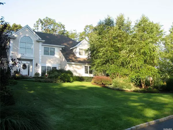 14 Indian Valley Rd, Setauket, NY 11733