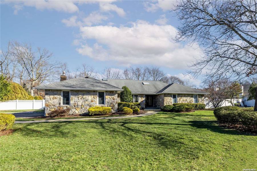 27 Deer RUN, East Islip, NY 11730