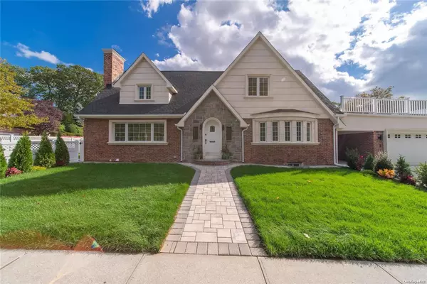 186-14 Grand Central Pkwy, Jamaica Estates, NY 11432