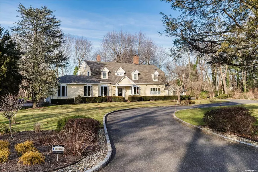 9 Pinewood RD, Old Westbury, NY 11568