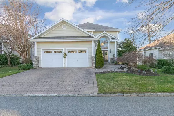 72 Redan DR, Smithtown, NY 11787