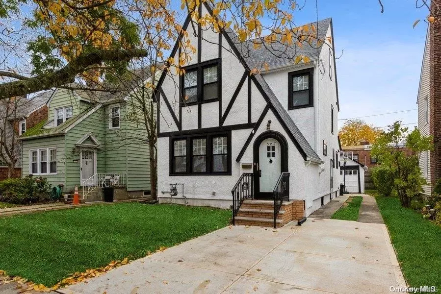 Mineola, NY 11501,387 Marcellus RD