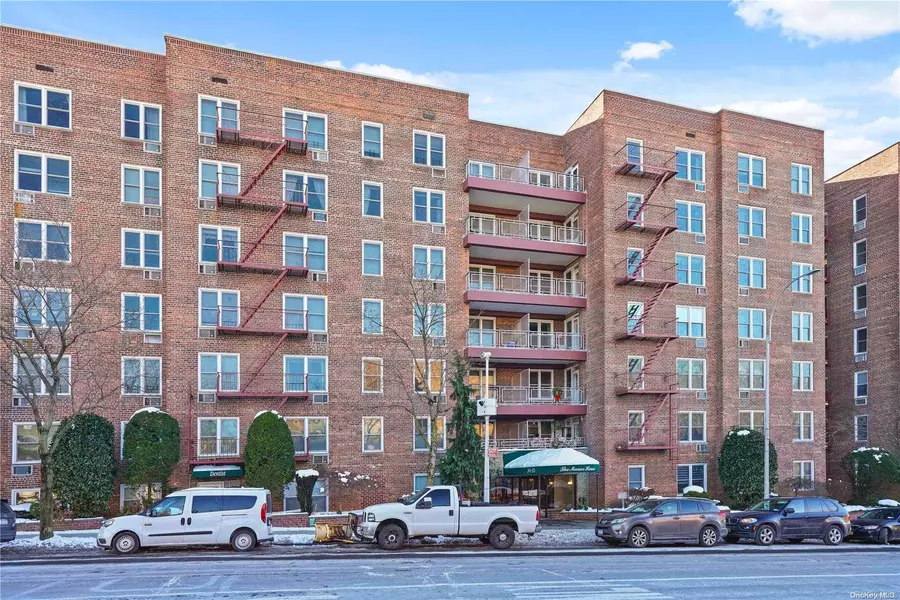 241-20 Northern BLVD #4F, Douglaston, NY 11362