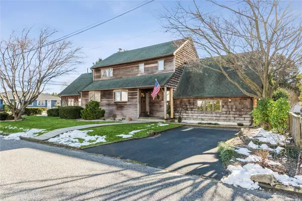 325 2nd AVE, Lindenhurst, NY 11757