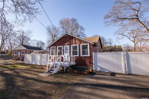 146 Magnolia DR, Mastic Beach, NY 11951