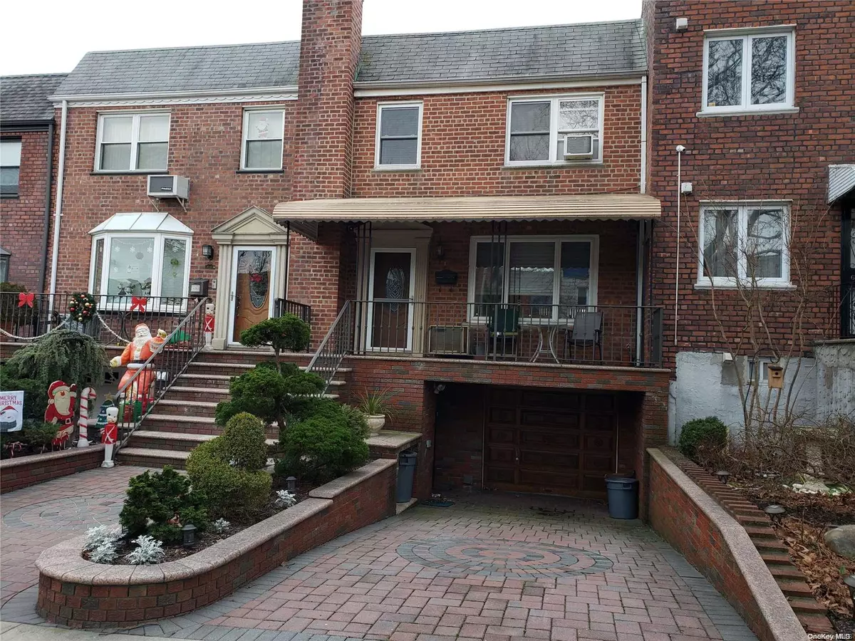 Middle Village, NY 11379,67-10 61st RD