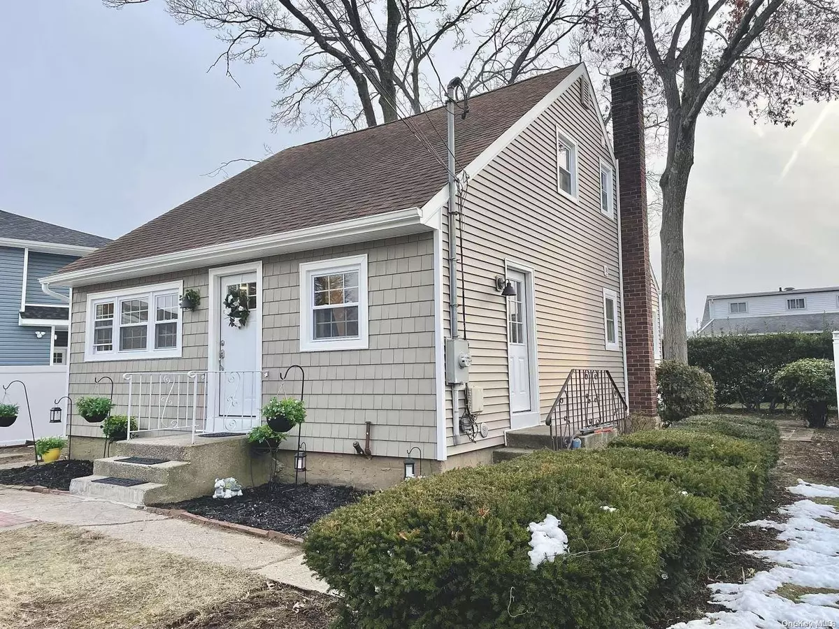 East Meadow, NY 11554,580 Chamberlin ST