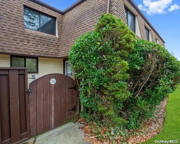 212 Feller DR #212, Central Islip, NY 11722