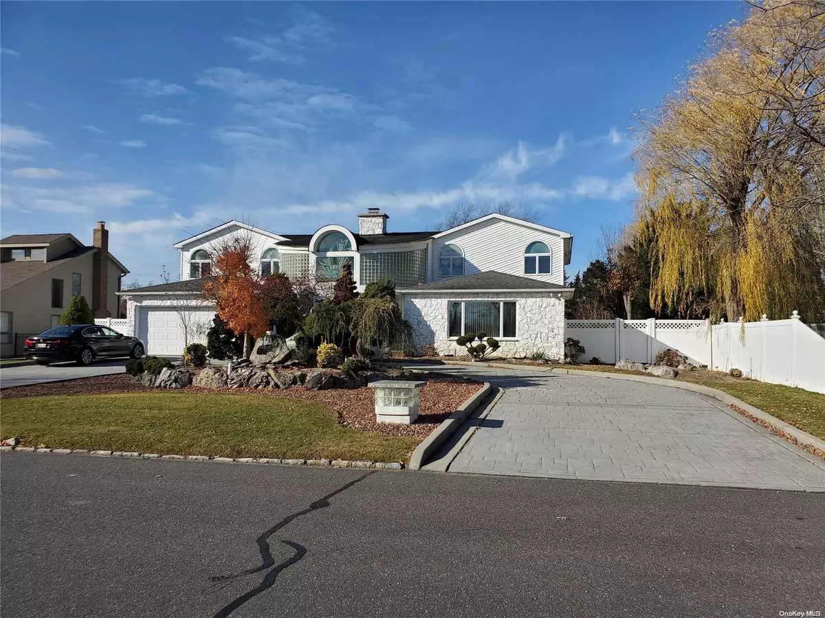 West Islip, NY 11795,12 Larry LN