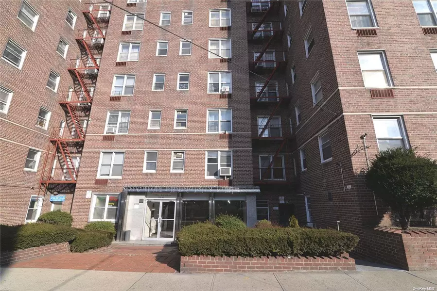 63-45 Saunders ST #6C, Rego Park, NY 11374