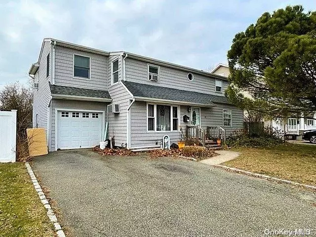 East Meadow, NY 11554,870 Surrey DR