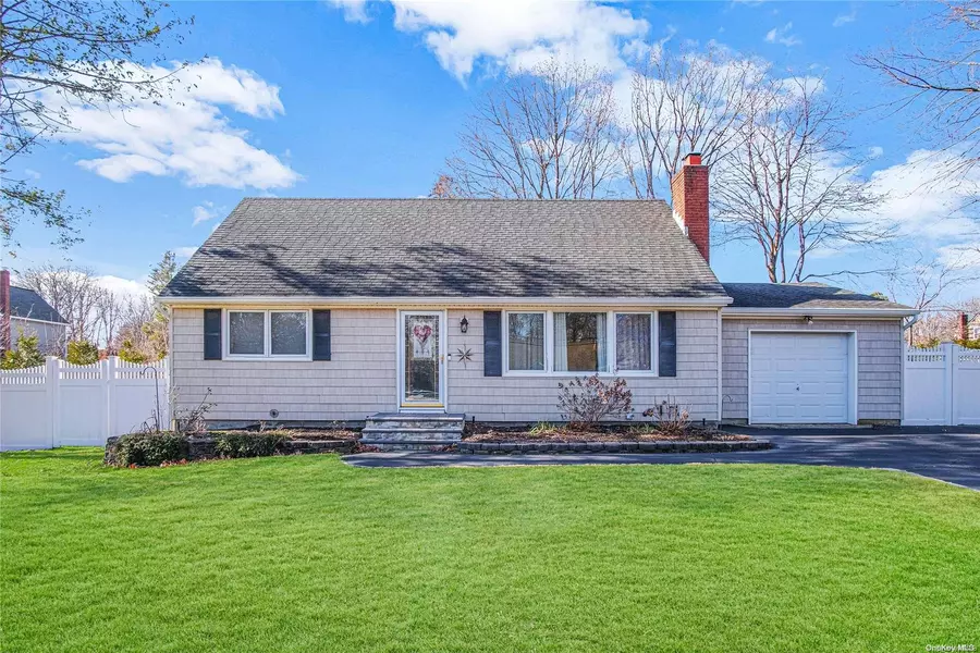 320 Tyler AVE, Miller Place, NY 11764