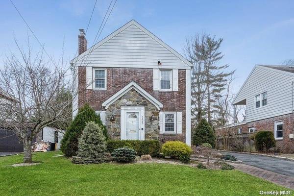 135 Midgely DR, Hewlett, NY 11557
