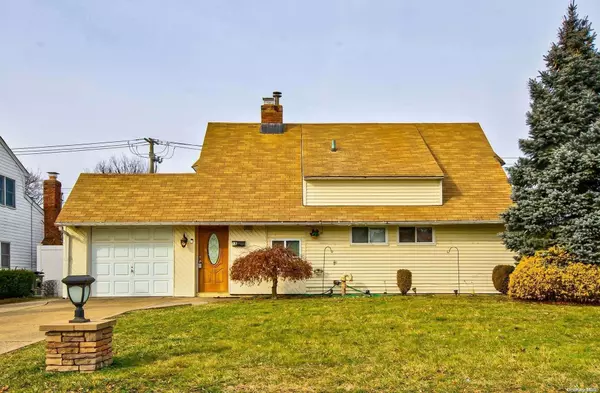18 Pilgrim LN, Westbury, NY 11590